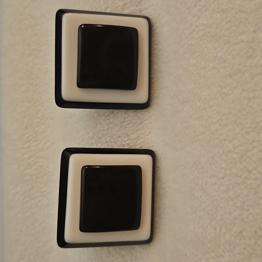Vintage 3D Black and White Square Geometric Mod Post Earrings - Picture 2 of 5